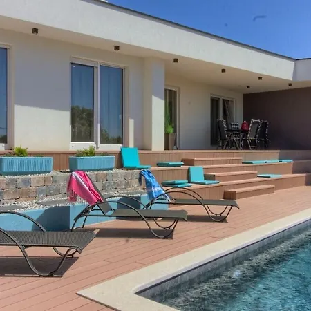 Senorita Mit Pool In Villa *