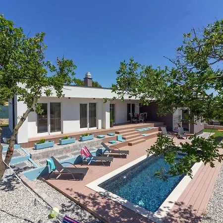 Senorita Mit Pool In Villa